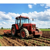 Вспашка земли трактором Вспашка земли трактором