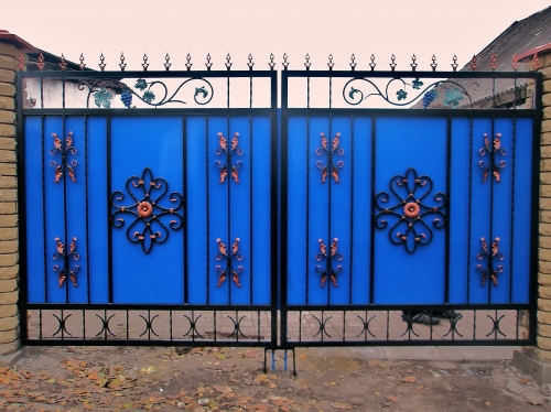 Кованые ворота для загородного дома: 30 шикарных фото-идей